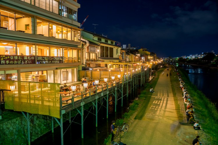 Disfruta del sabor del verano mientras escuchas el murmullo del río Kamogawa en Noryo Yuka