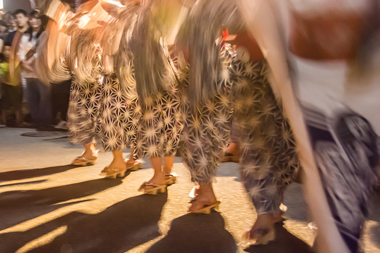 Baila con cualquiera y crea interacción. Danza Bon de larga duración “Gujo Odori”