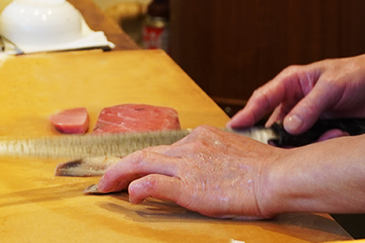 Deléitese con la destreza de un maestro en el informal ambiente de lujo de “Sushi Sakae”, con “50 años en esta senda”.