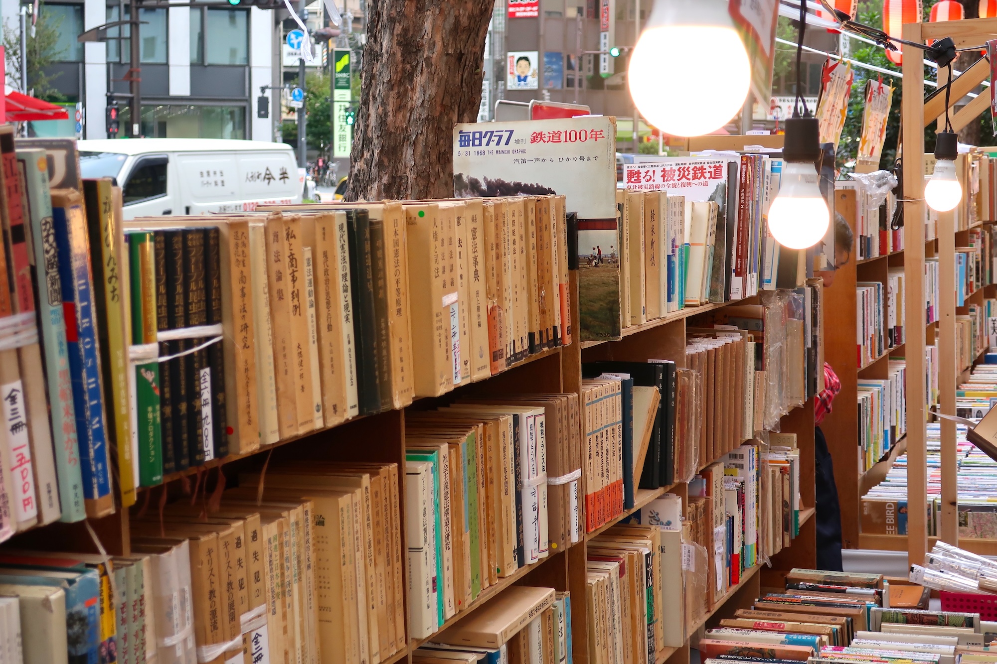 El “Pasillo de los libros” se celebra una vez al año. Descubra los libros idóneos para la lectura de otoño en el Festival del Libro Antiguo de Kanda.