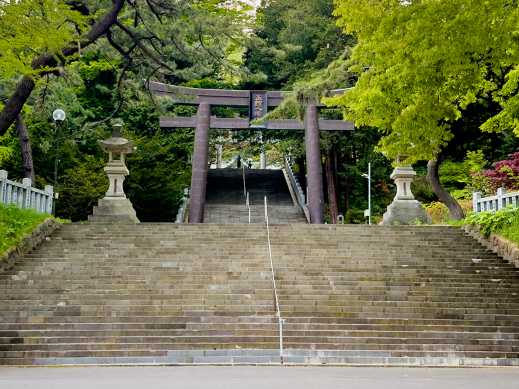 Un pesado relieve del "Santuario Hakodate Hachiman" está colocado en la segunda puerta torii frente a las escaleras que conducen al edificio del santuario.