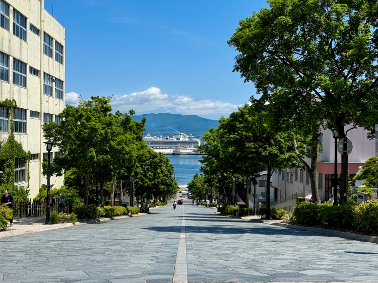 Hachimanzaka es una pendiente recta con una vista panorámica hasta el mar.