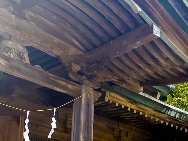 Las decoraciones de las vigas son piezas de madera que se disponen a intervalos iguales debajo del techo, y la parte donde se juntan los pilares en el medio tiene un diseño que se asemeja a la forma de una flor.