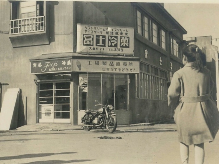 Foto exterior de la antigua tienda. Nakamura dice: "El exterior puede haber cambiado, pero la ubicación siempre estará aquí".