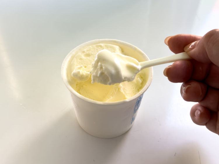 La pauta para saber cuándo está listo para comer es "Cuando presionas la taza, el helado derretido debería comenzar a acumularse alrededor del borde". La clave es que sea un poco más duro que el helado suave.