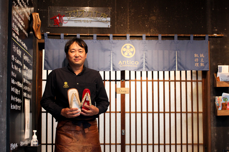 Hiroshi Asaoka es un artesano de zapatos de cuero.