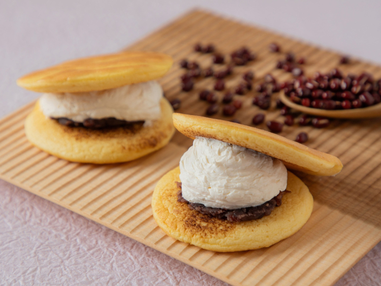 El tema de Fukuru es "nuevo dorayaki", que a menudo se agota incluso entre semana. La crema de leche de soja resalta la delicia de la pasta de frijoles rojos y la combina perfectamente con la esponjosa masa de soufflé.