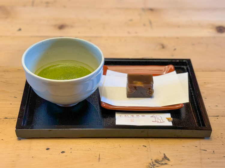 El primer producto de ``an'd an'' es ``Anto Brown Sugar and Rum Yokan'', una fusión de cocina japonesa y occidental que utiliza azúcar moreno de Okinawa, ron, higos secos y pasas. También puedes tener esto en el espacio para comer (la foto muestra el juego de matcha Uji)