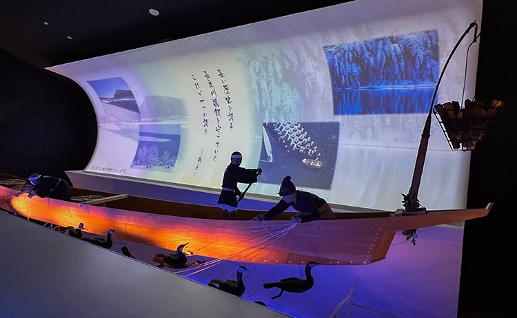 El teatro dentro del museo tiene objetos elaborados con barcos y herramientas de cormoranes reales.