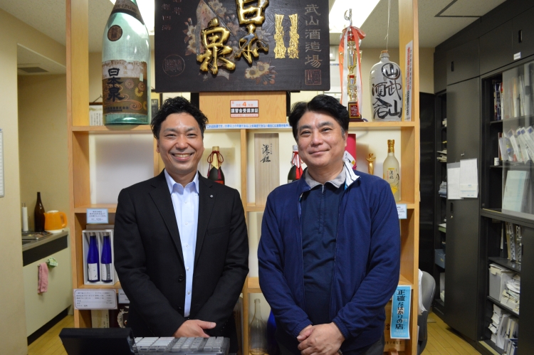 El director de fabricación Takahiro Takeyama (foto a la derecha) y el director de ventas Shohei Takeyama (foto a la izquierda)