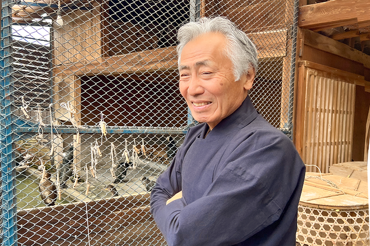 El pescador de cormoranes Masahiko Sugiyama explica sobre los cormoranes que viven en familia.