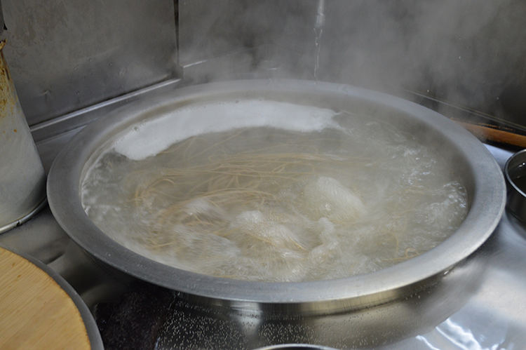 Hervir los fideos en abundante agua de pozo hirviendo.