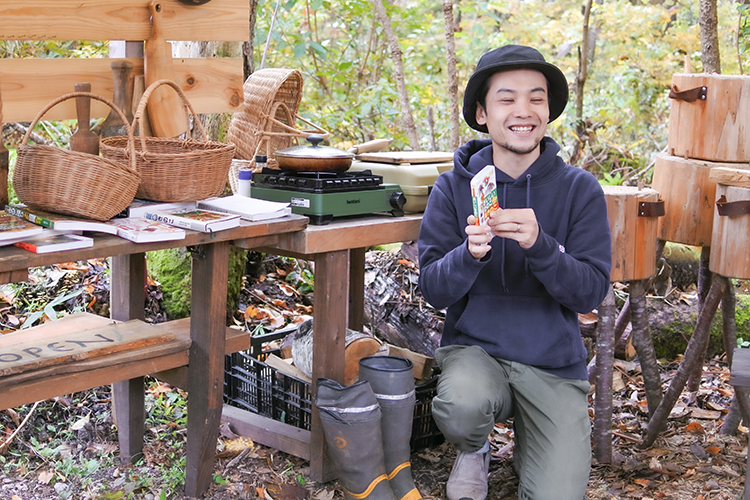 Junpei Mizukami, un cazador de ingredientes naturales, te guiará en la recolección de hongos en Gujo.