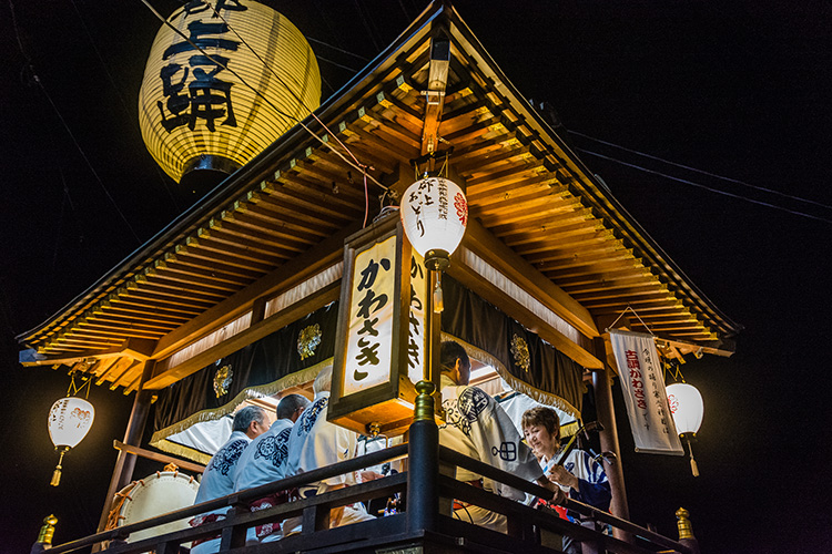 ``Odori Yagura'' está instalado en el medio del lugar de baile. En el interior, hay "ondo-tori" y "hayashi-kata" que animan el lugar.