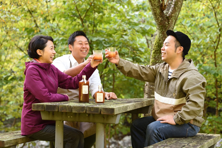 Las tres personas que hicieron Gifu Cola (izquierda: Kaori Izumino, centro: Osamu Katayama, derecha: Tomonori Yotsui)