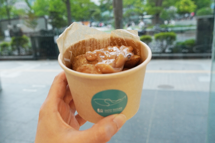 ``Jaga Butter Shokunin'' es un menú para llevar con delicias originales que combinan bien con la mantequilla de patata. Puede elegir entre tres tipos: "Shiokara Shokunin (en la foto)", "Sabor Ishikari de salmón de otoño" y "Nishin Kirikomi".