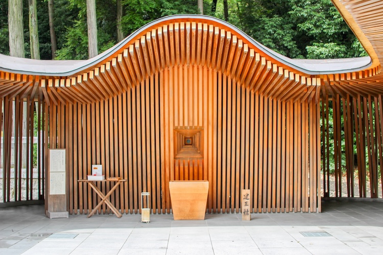 El santuario Ashio-sha tiene una arquitectura moderna llamativa.