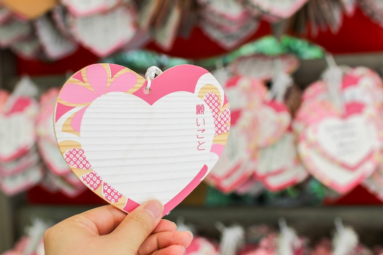 También hay un santuario de emparejamiento y también hay una tablilla votiva en forma de corazón cerca del árbol sagrado de emparejamiento "Renrigi".