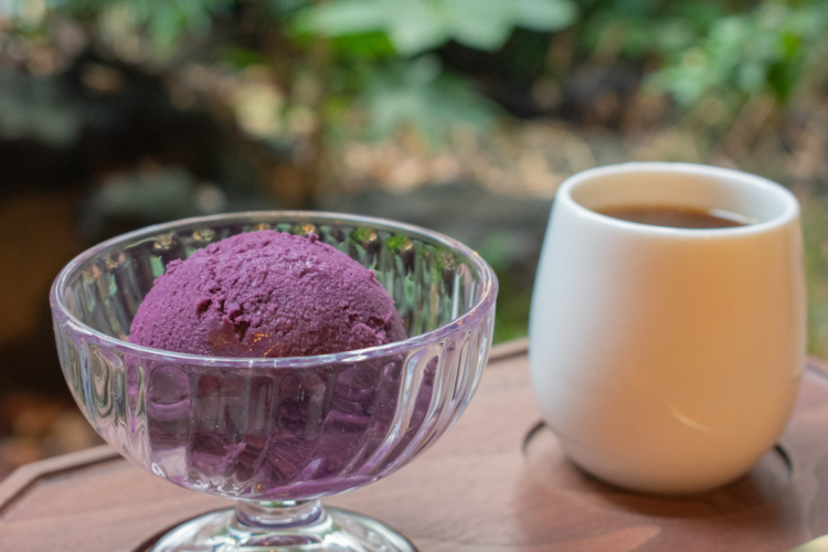 Plato de matrimonio de helado de arándanos y café de Yunnan.