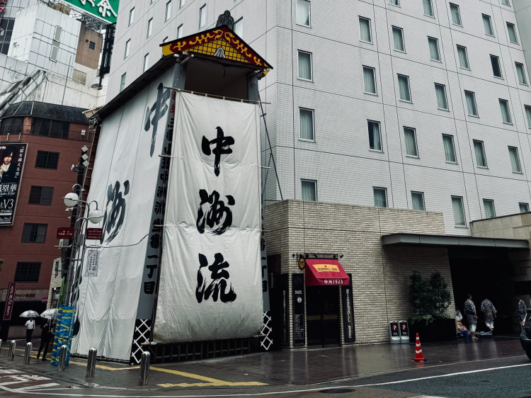 Cada año se instala un refugio de montaña que contiene "Kazariyama" de Nakasu-ryu junto al HOTEL RESOL TRINITY HAKATA.