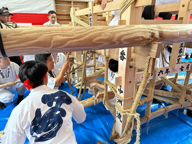 El 26 de junio se llevó a cabo una ceremonia ``bojime'', en la que los participantes vestidos con el ``abrigo mizu happi'' que unificaba el estilo Chuchu colocaron un poste encima del stand de yamakasa.