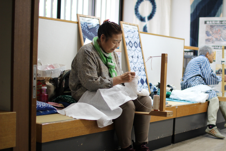 En el Arimatsu Shibori Kaikan, dos artesanos también realizan una demostración de shibori.