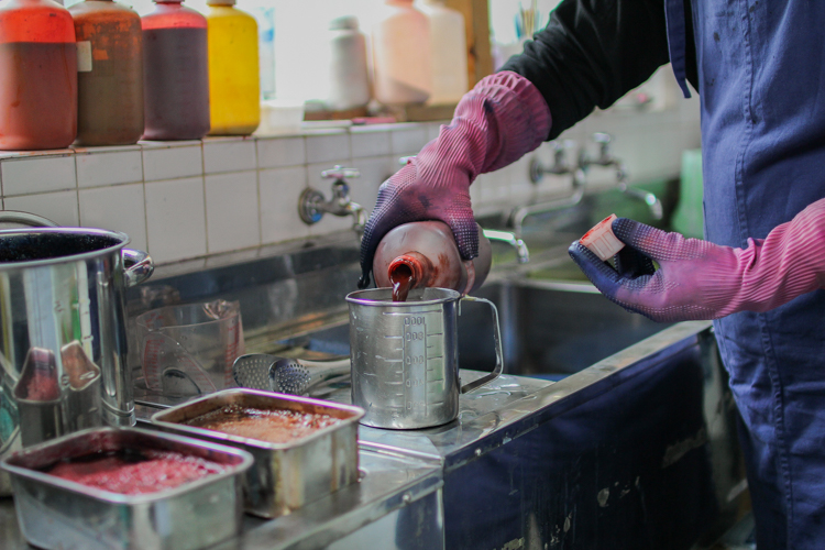 Proceso de teñido en la experiencia Arimatsu Shibori.