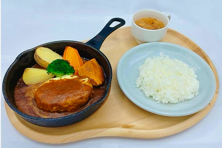 Puedes elegir entre dos tipos de salsa: salsa de tomate o demi-glace, arroz (Nanatsuboshi de Rankoshi) o pan (pan de suero de leche de la Universidad de Hokkaido).