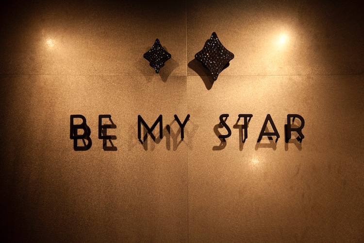 Las palabras "BE MY STAR" expuestas dentro del restaurante.