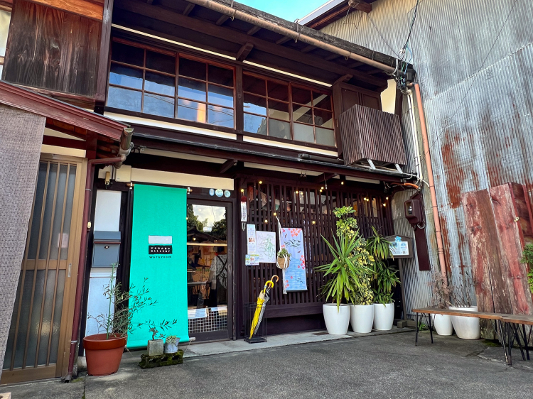 Una tienda que se integra en el paisaje urbano de Gujo