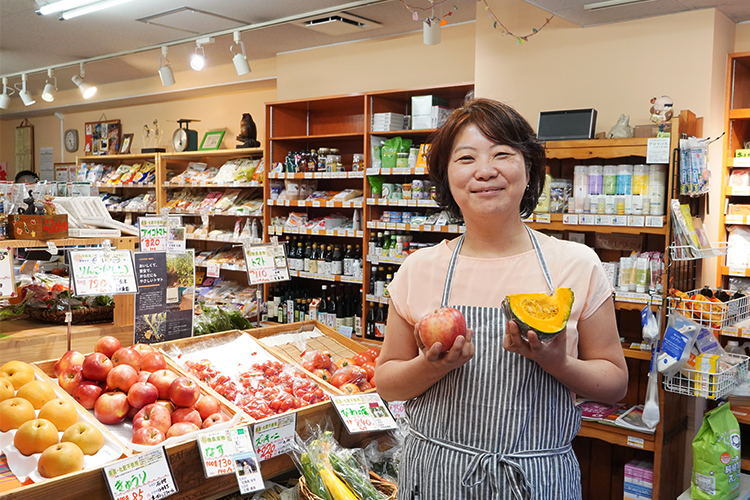 Durante aproximadamente 30 años, el Sr. Hashimoto ha estado involucrado en una amplia gama de áreas que incluyen ventas, planificación de productos y mantenimiento de la tienda, trabajando para hacerla aún mejor.