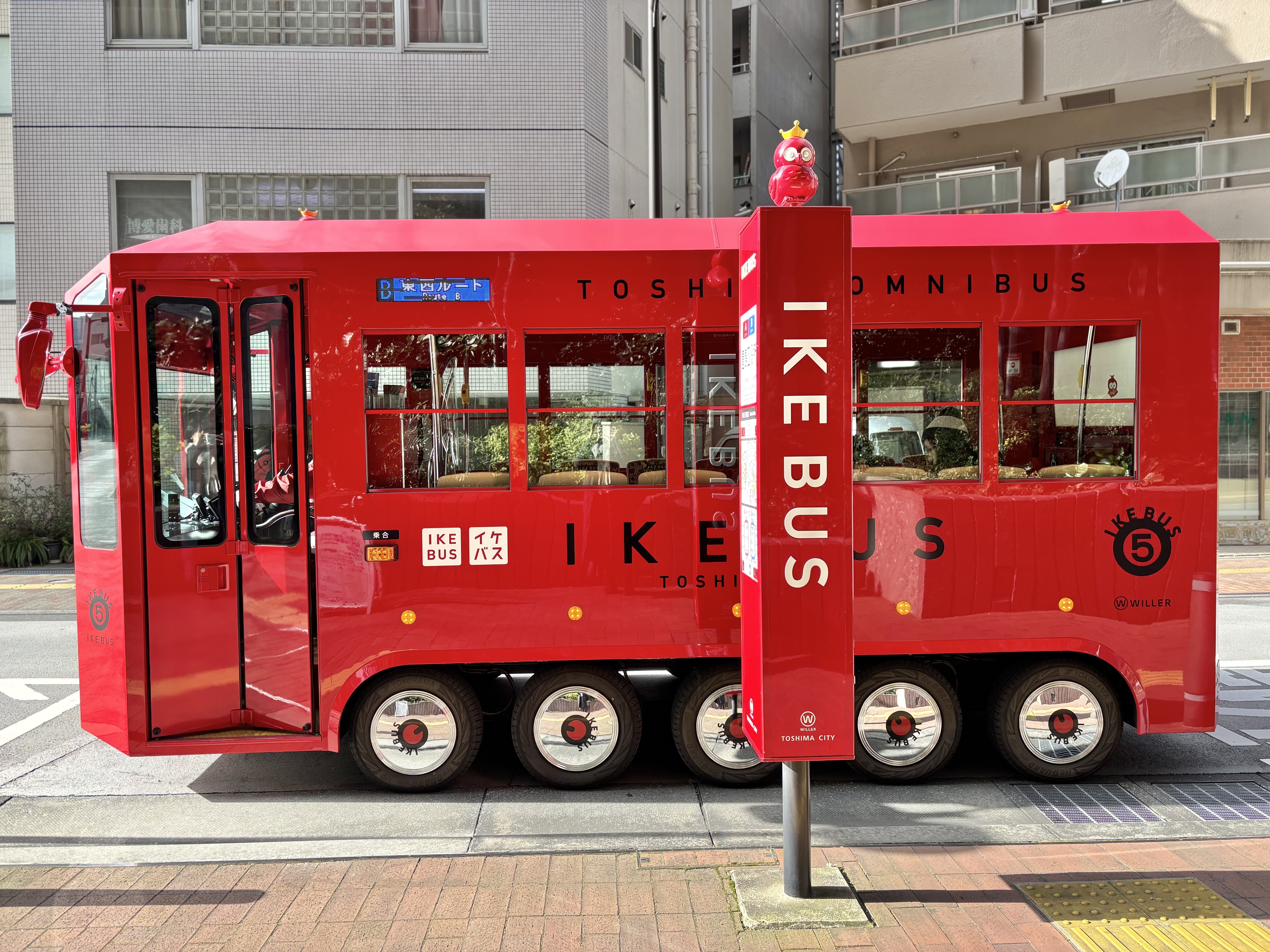 Transforma la vida urbana cotidiana en un paisaje de viaje. ¿Qué tal dar un tranquilo paseo por Ikebukuro en el "IKEBUS"?