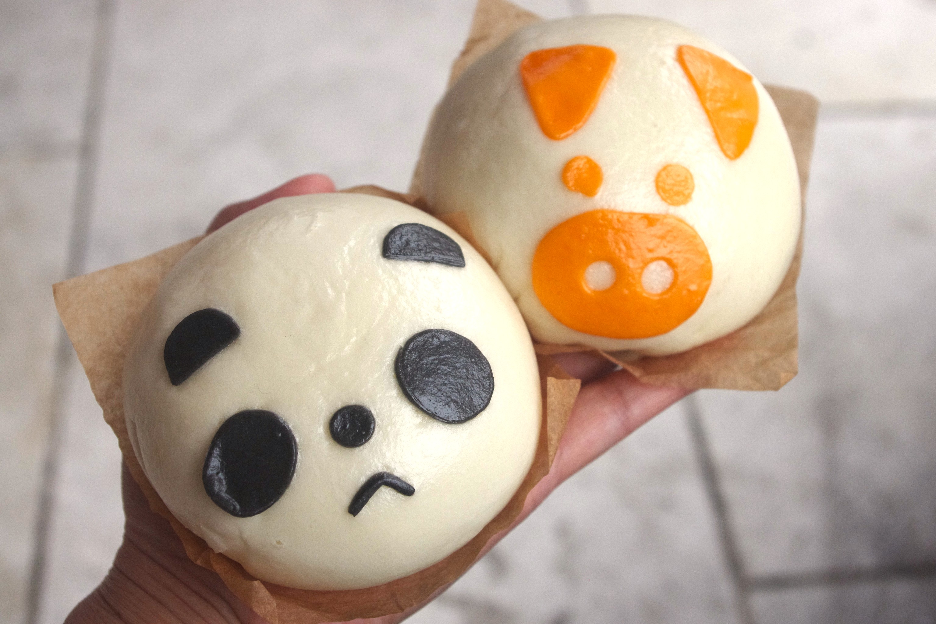 Una tienda general de larga trayectoria llena de pandas que transmite la cultura china con un estilo pop.