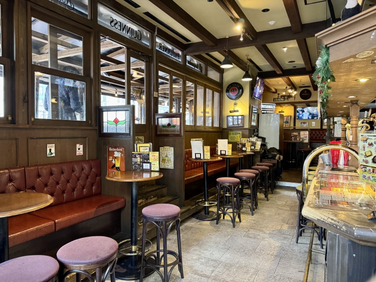 El interior de la tienda respira una atmósfera británica.