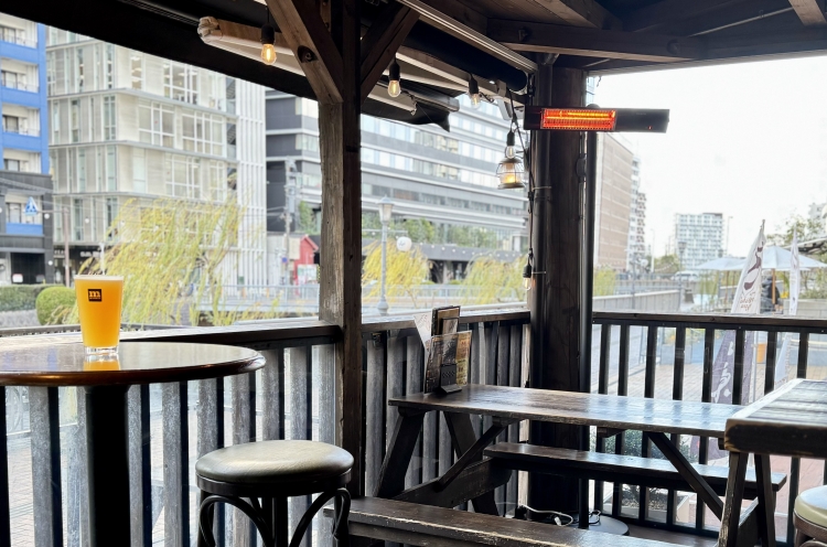 Disfrutar de una cerveza artesanal en una agradable terraza junto al río es lo mejor
