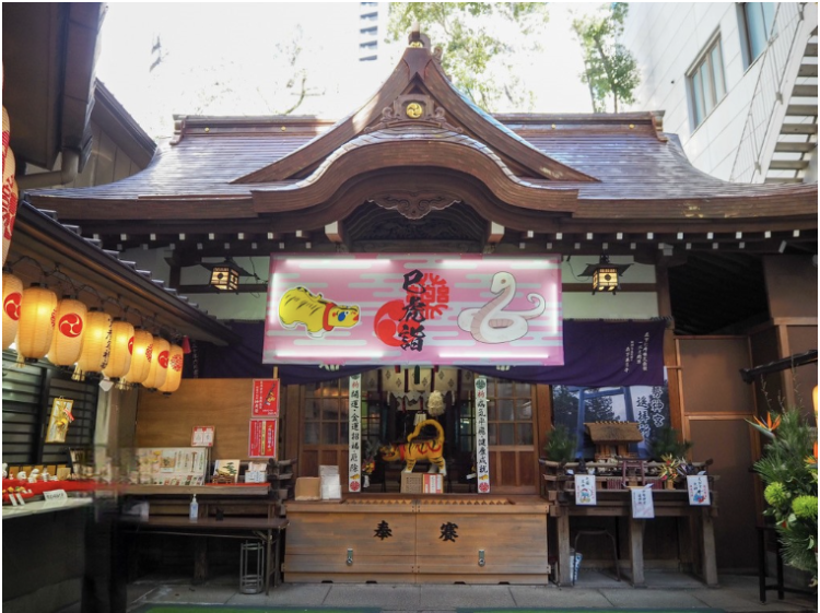 El edificio del santuario actual es una estructura de madera construida en 1910 (Meiji 43).