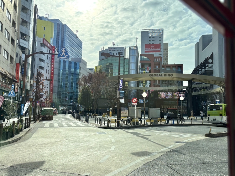 La ruta B rodea la salida oeste de la estación de Ikebukuro.