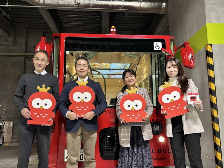 De izquierda a derecha: el Sr. Sasaki, director de la oficina de ventas de WILLER EXPRESS en Ikebukuro; el Sr. Horiuchi, director del centro de información turística de la salida este de Ikebukuro; el Sr. Yamamoto, del Departamento de Desarrollo Urbano del distrito de Toshima; y el Sr. Takeuchi, responsable de relaciones públicas de WILLER EXPRESS.