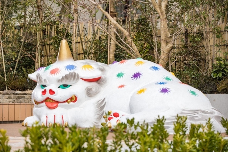 El "Gran Perro Guardián del Daimyo" de Nakamura Doll, instalado en la Ciudad Jardín del Daimyo de Fukuoka.