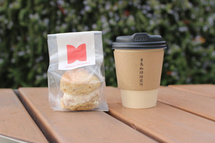 Disfrute de un momento maravilloso saboreando dulces y café en el parque mientras escucha las historias de los vendedores.