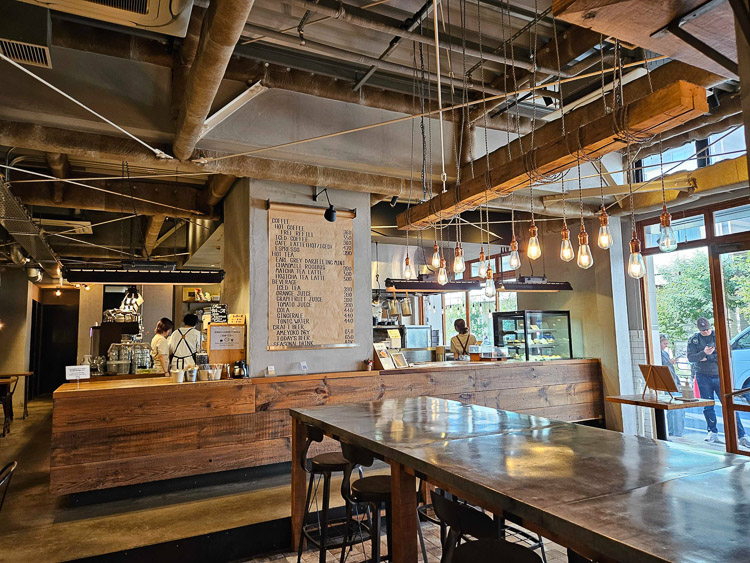 La cocina abierta está situada en el centro del restaurante.