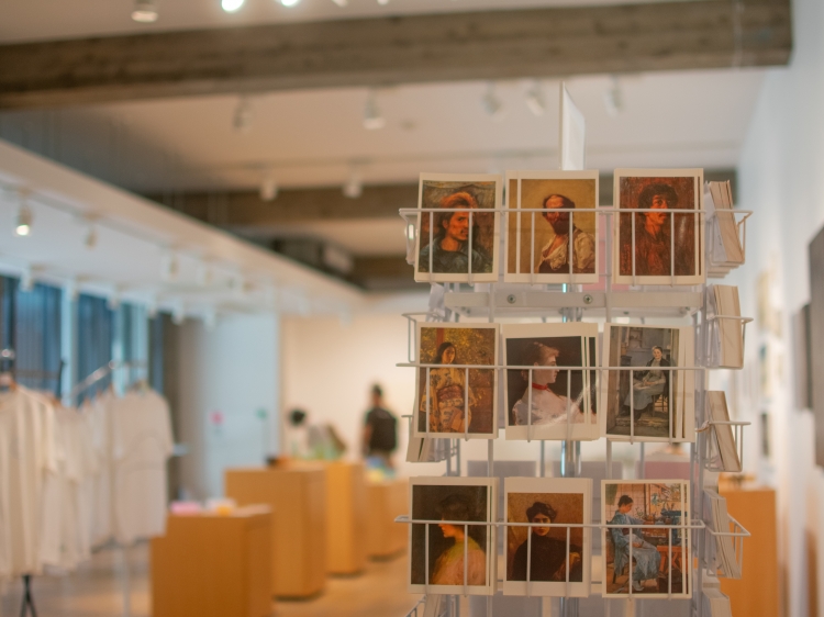 Postales maestras en exhibición en el Museo de las Artes de la Universidad de Tokio