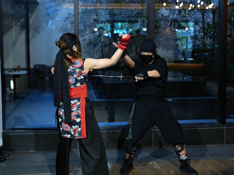 Un espectáculo con ninjas que utilizan diferentes armas, todas a su alcance.