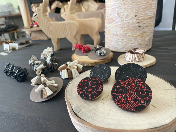 "KIROKU" es un broche con estampado Ainu elaborado mediante la técnica artesanal tradicional "Inden".