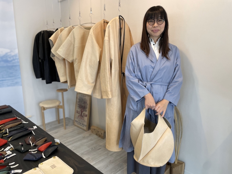 El propietario, Takase-san. Los diseños de sus bolsos y otros artículos están inspirados en la naturaleza.
