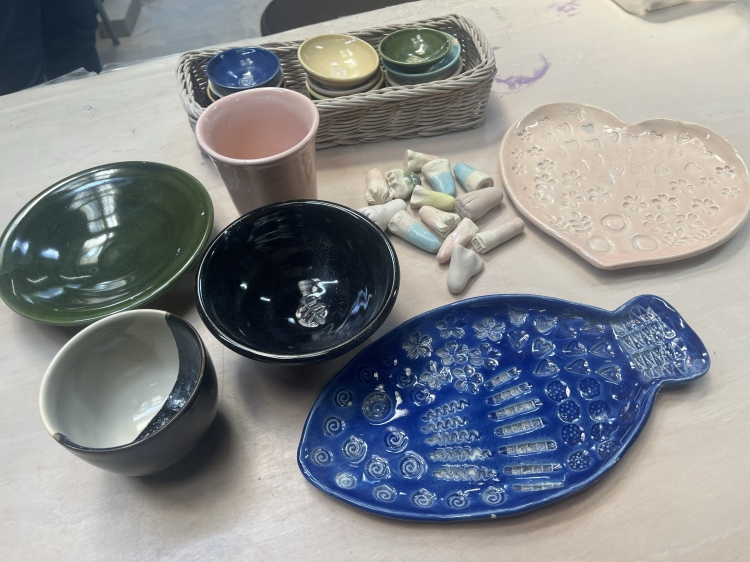 Muestras de trabajos que se pueden realizar durante la experiencia de cerámica en "Yonezawa Studio"