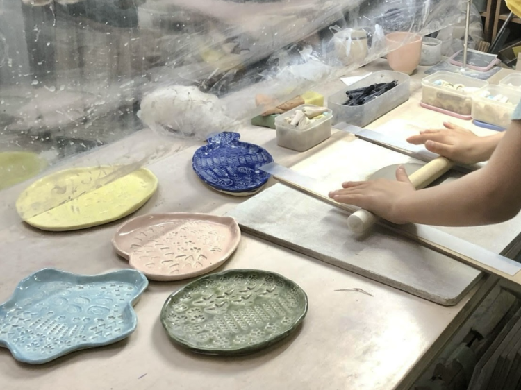 Una escena de la experiencia de fabricación de la "placa de sellos"