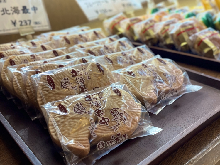 ごまあんとつぶあんの2種類の味が楽しめる「北海最中」 