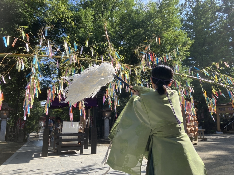 Orando en el Santuario Osaki Hachiman