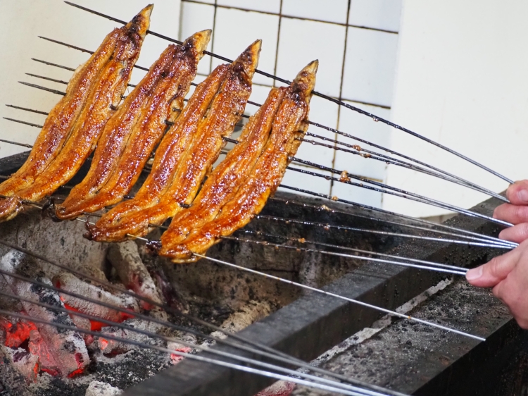 注文が入ってからじっくり焼き上げられる鰻 